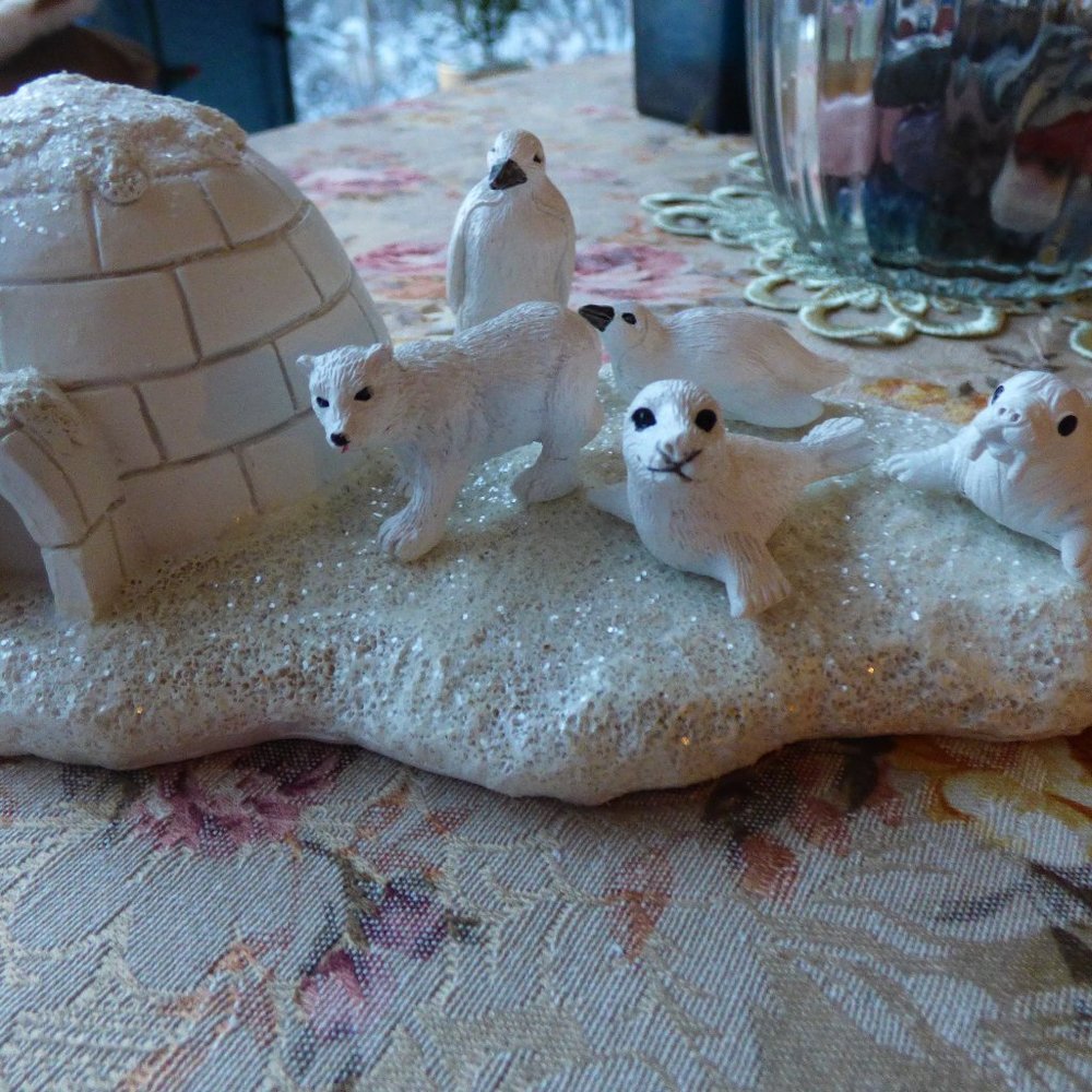 CHRISTMAS WINTER COLLECTIBLE SNOWSCENE PENGUINE POLAR BAER WALRUS SEAL IGLOO